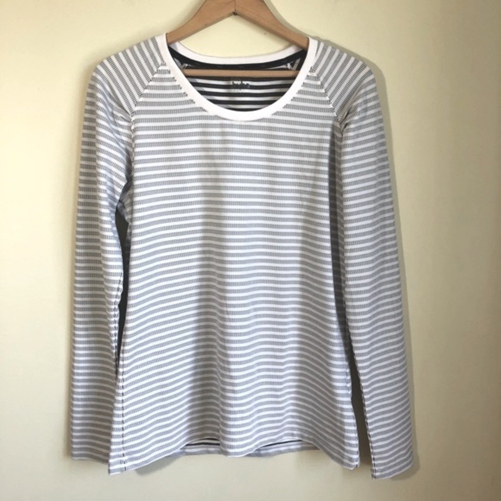 Reitmans Hyba white and black stripes activewear shirt top size medium